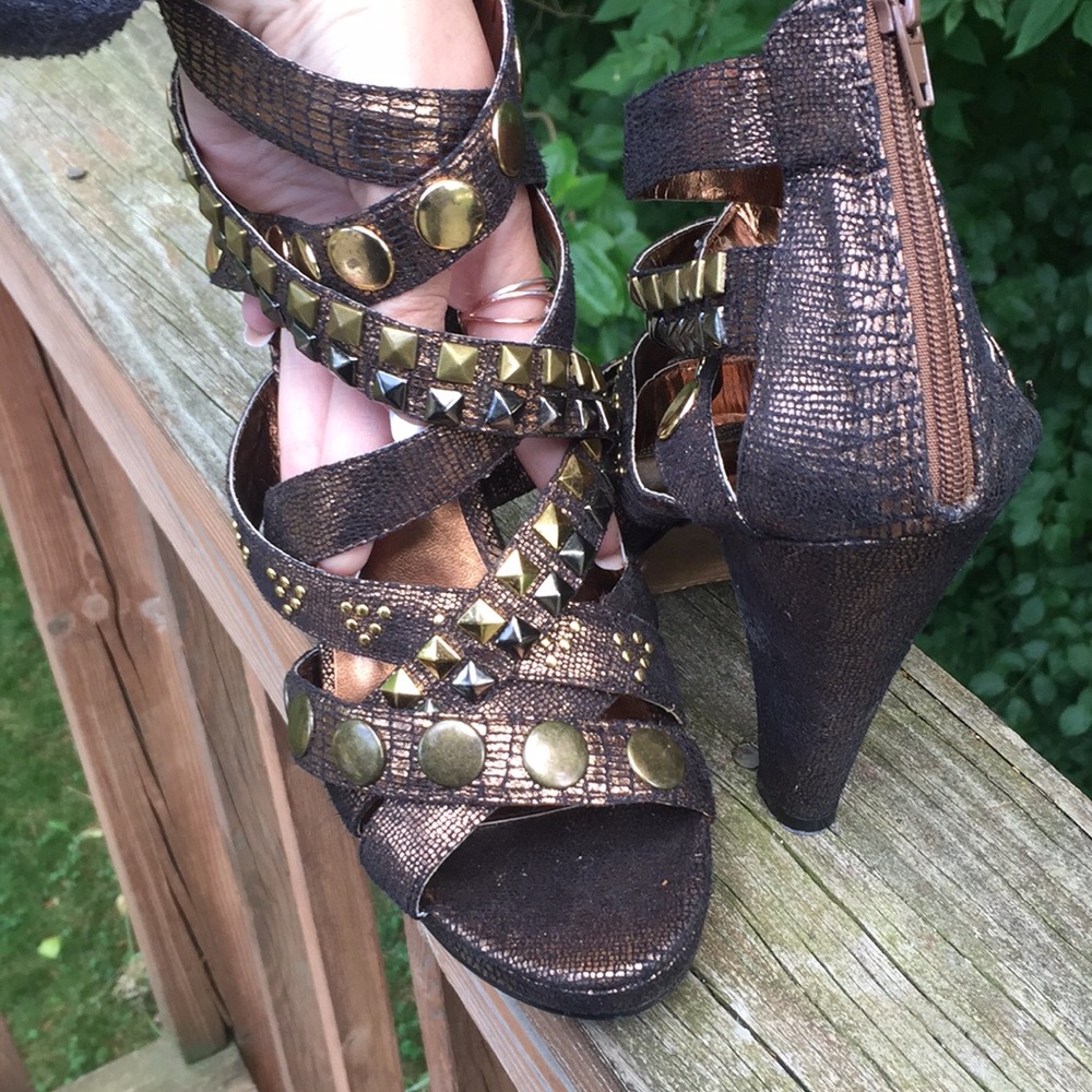 Studded bronze/ gold zipper back pumps - Picture 2 of 7